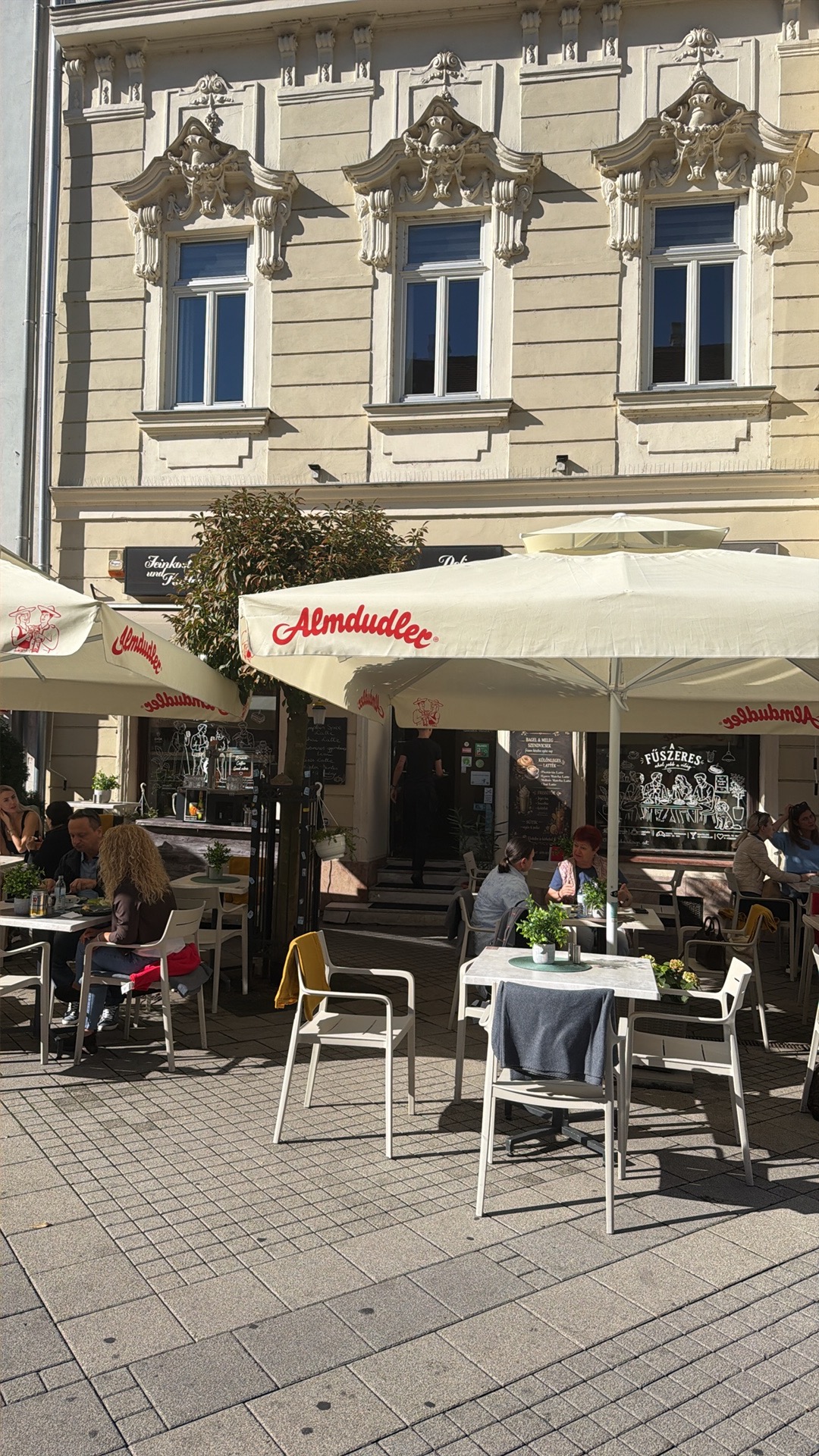 ZCafe terasza Almdudler-napernyőkkel
