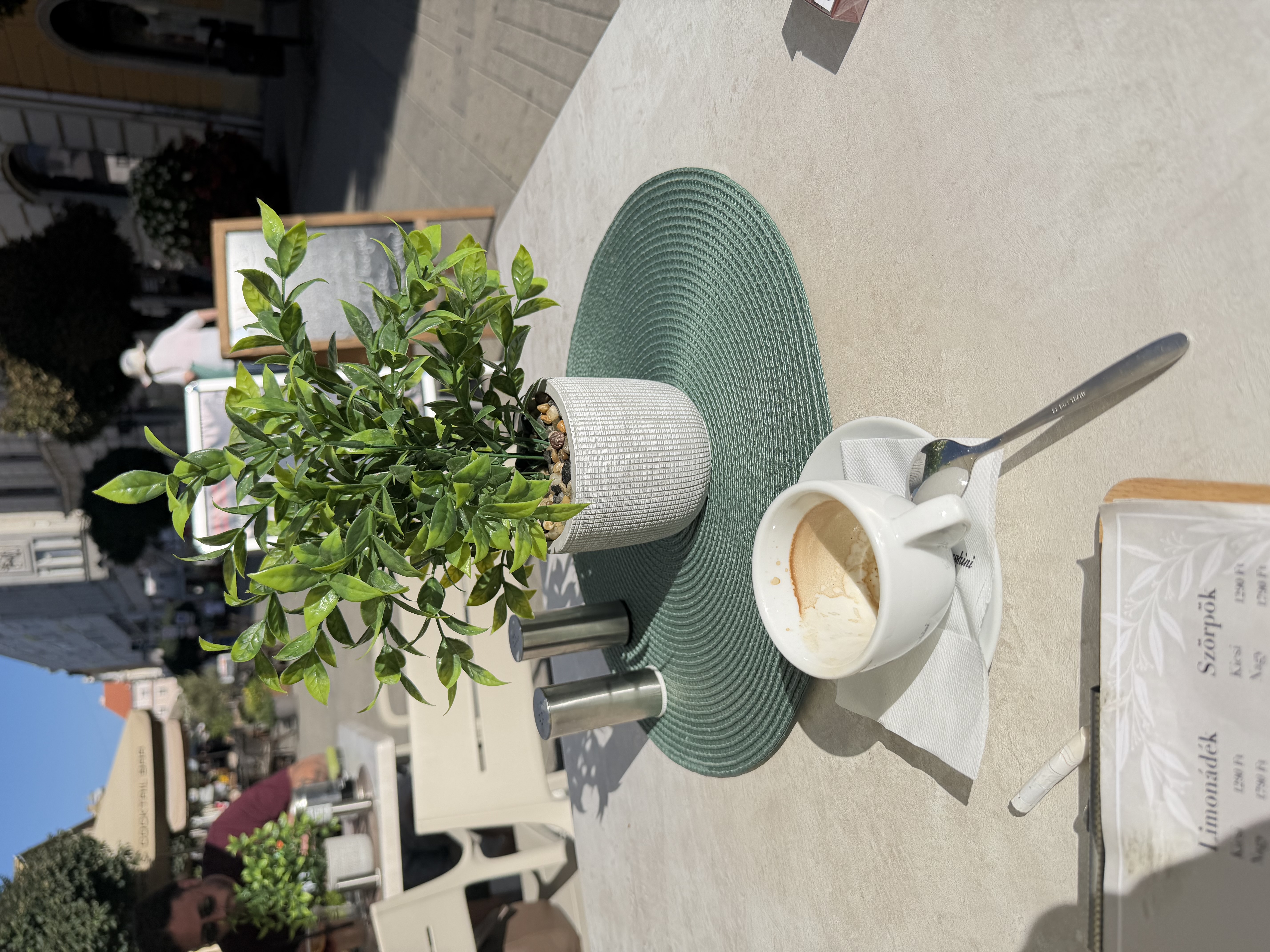Cappuccino az asztalon